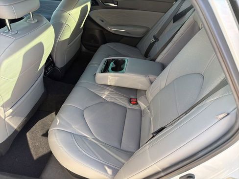 Used 2021 Toyota Avalon Limited image 5