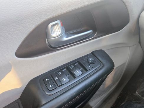 Used 2017 Chrysler Pacifica Touring-L image 22