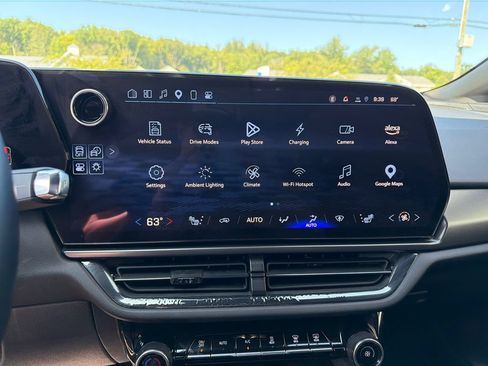 Used 2024 Chevrolet Equinox EV RS FWD image 22