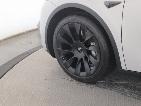 Used 2021 Tesla Model Y Long Range image 13