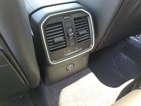 Used 2025 Porsche Macan image 17