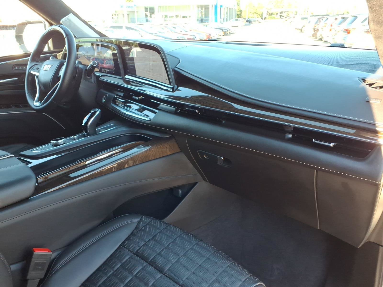 Used 2024 Cadillac Escalade Sport Platinum w/ LPO, ONYX Package AWD/4WD image 17