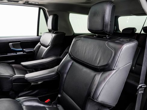 Used 2025 Ford Expedition Platinum image 39