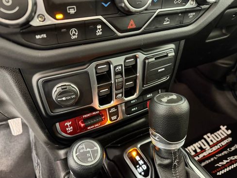 Used 2025 Jeep Wrangler Unlimited Rubicon image 19