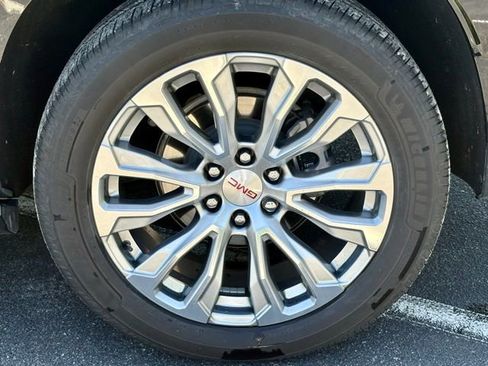 Used 2024 GMC Yukon Denali w/ Advanced Technology Package AWD/4WD image 31