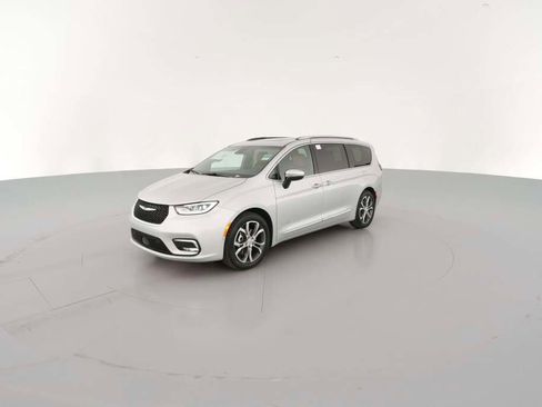 New 2026 Chrysler Pacifica Pinnacle image 4