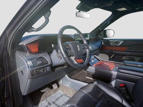 Used 2023 Lincoln Navigator Reserve image 9