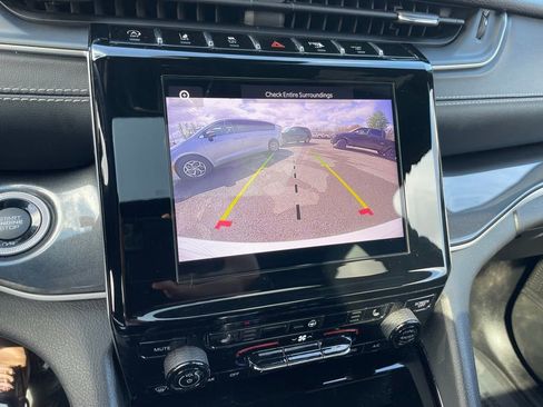 Used 2023 Jeep Grand Cherokee Altitude image 13