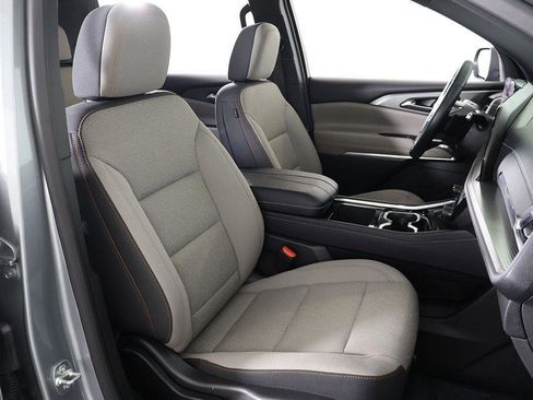 Used 2025 Chevrolet Traverse LT image 31