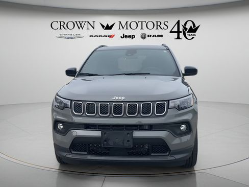 Used 2023 Jeep Compass Latitude w/ Sun and Sound Group AWD/4WD image 2