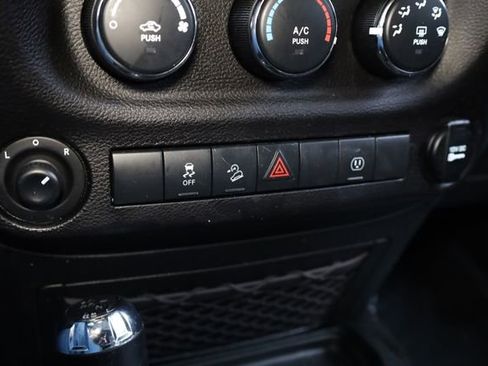 Used 2018 Jeep Wrangler Unlimited Rubicon w/ Connectivity Group image 22