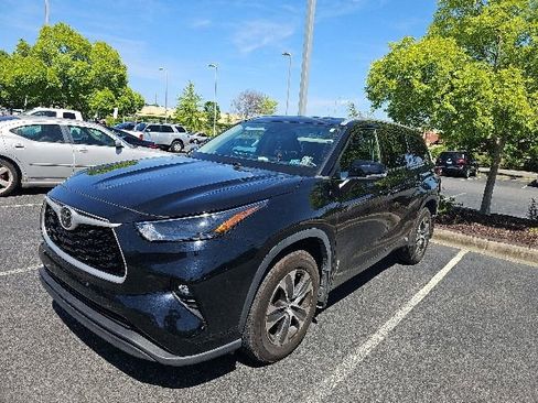 Used 2022 Toyota Highlander XLE AWD/4WD image 8
