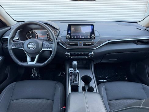 Used 2025 Nissan Altima 2.5 SV FWD image 33