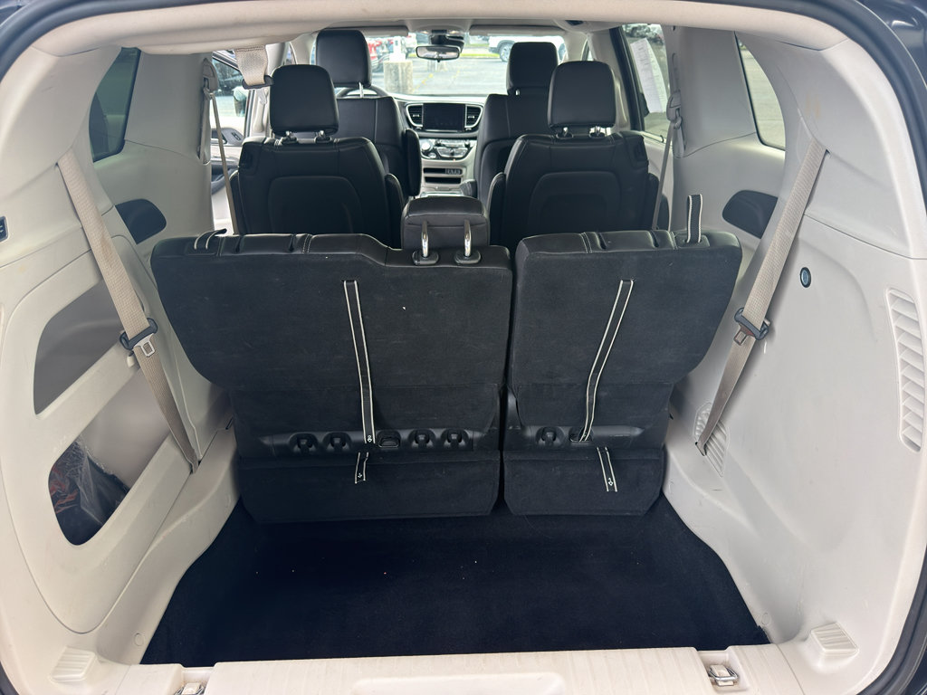 Used 2024 Chrysler Pacifica Touring-L FWD image 12