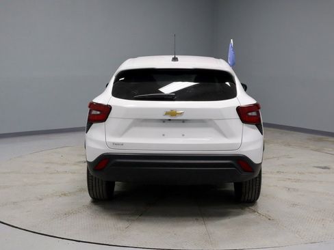 Used 2025 Chevrolet Trax LS image 7