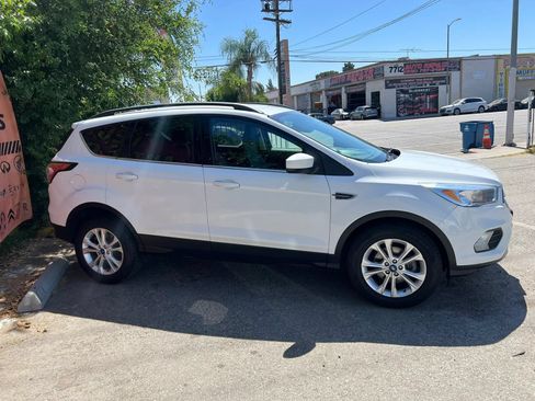 Used 2018 Ford Escape SE FWD image 4