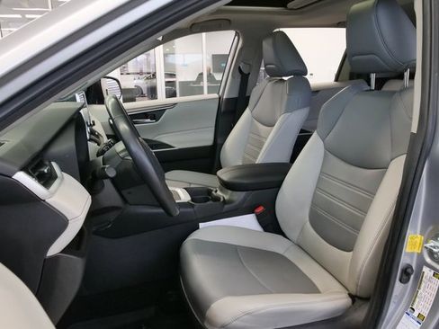 Used 2021 Toyota RAV4 XLE Premium image 10