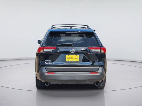 Used 2019 Toyota RAV4 LE FWD image 6