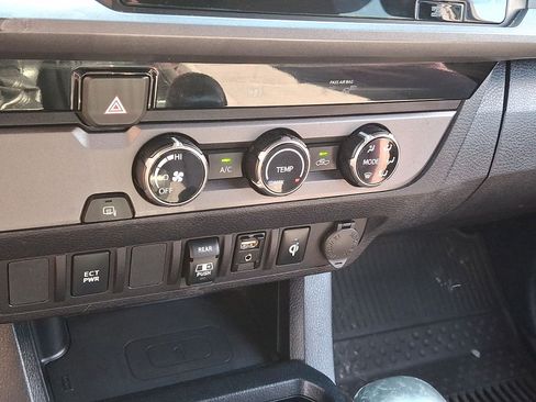Used 2018 Toyota Tacoma TRD Sport RWD image 24