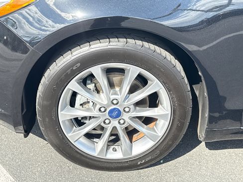 Used 2017 Ford Fusion SE w/ Fusion SE Technology Package image 4