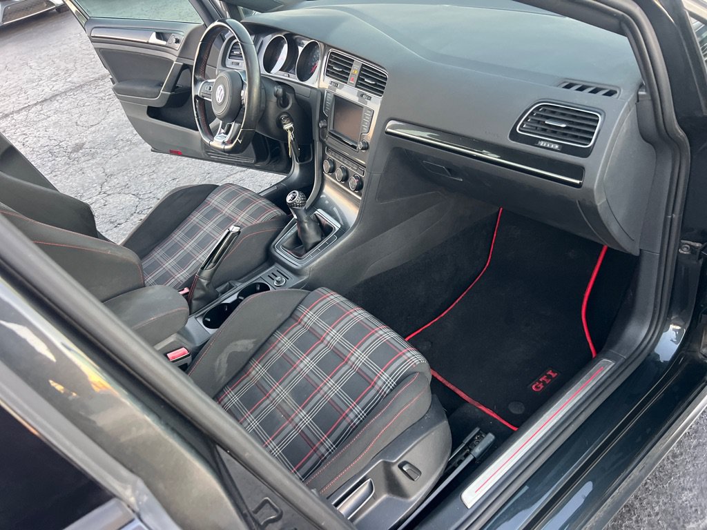 Used 2017 Volkswagen Golf 4-Door FWD image 19