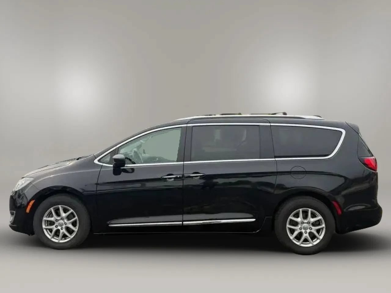 Used 2020 Chrysler Pacifica Touring-L FWD image 4