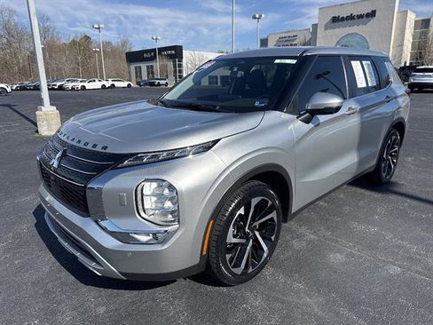 Used 2022 Mitsubishi Outlander SE image 3