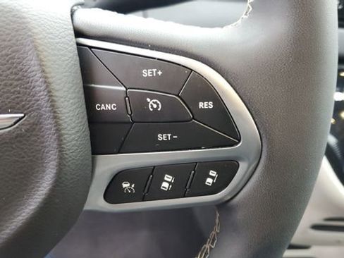 Certified 2024 Chrysler Pacifica Touring-L image 10