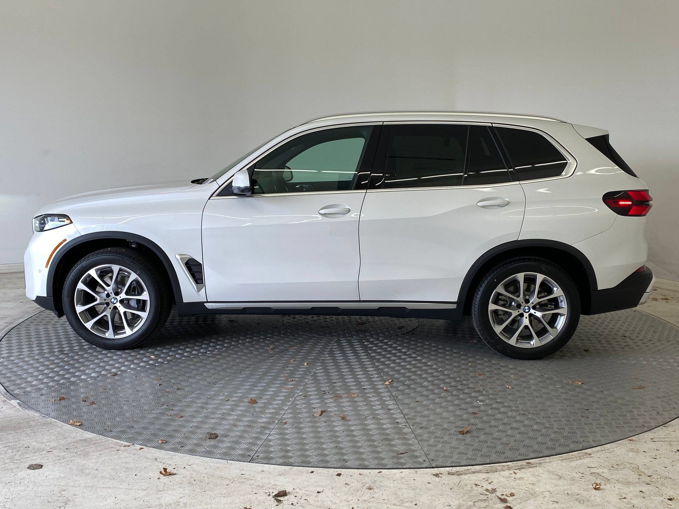 Used 2026 BMW X5 xDrive40i w/ Premium Package AWD/4WD image 2