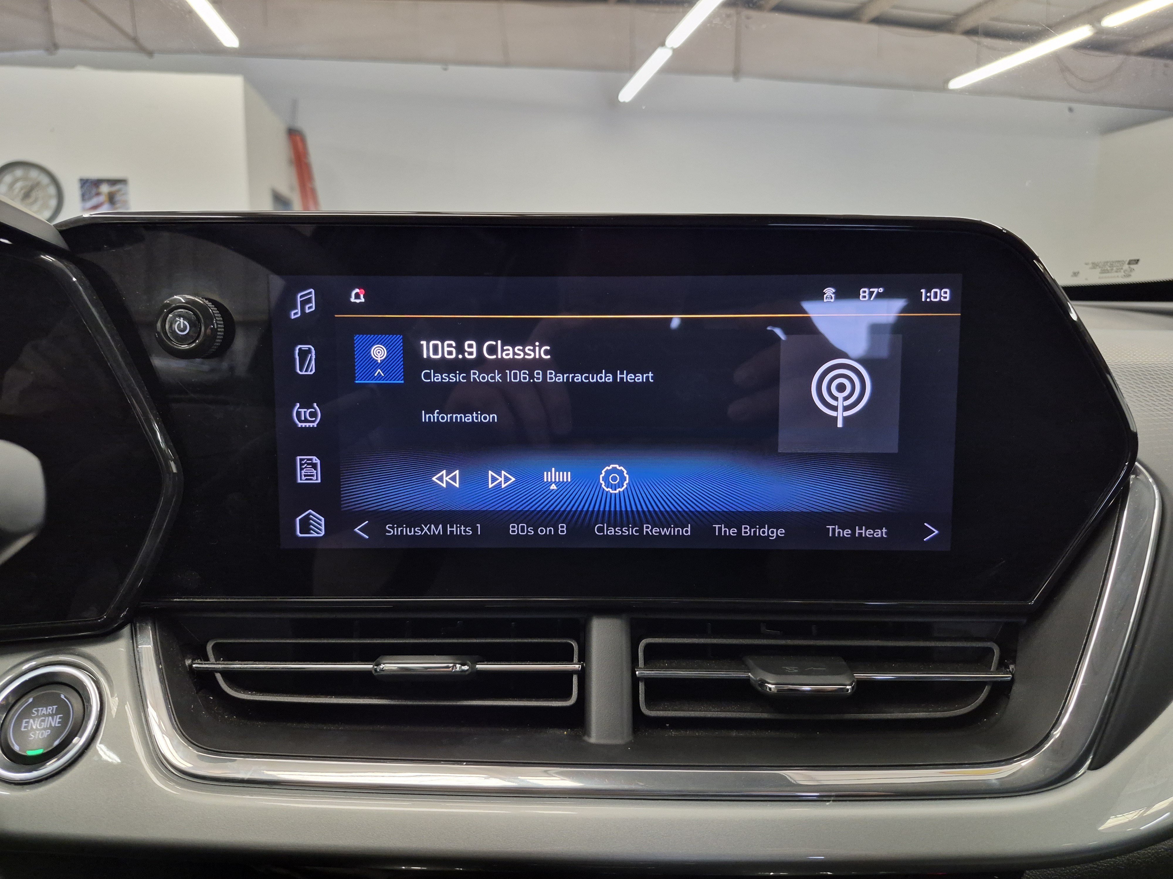 Used 2025 Chevrolet Trax LT FWD image 26