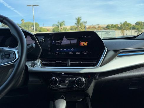 Used 2025 Chevrolet Trax LT w/ LT Convenience Package image 18