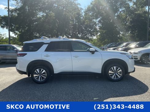 Used 2023 Nissan Pathfinder SL w/ Black Appearance Package FWD image 6