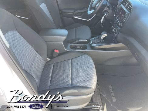 Used 2023 Kia Soul LX w/ LX Technology Package image 19