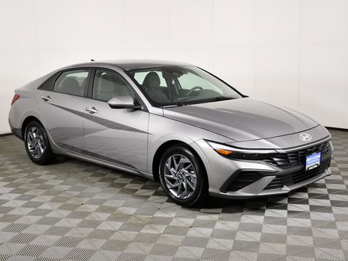 Used 2024 Hyundai Elantra SEL FWD image 4