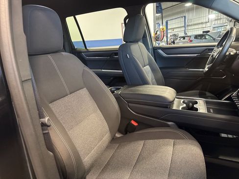 Used 2025 GMC Acadia Elevation image 32