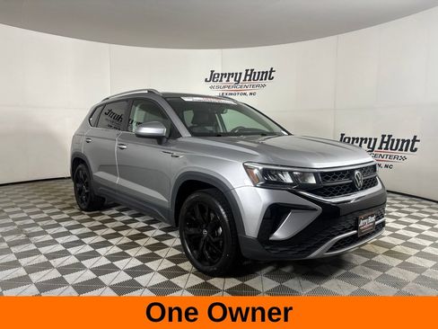 Used 2022 Volkswagen Taos SE w/ Panoramic Sunroof Package AWD/4WD image 4