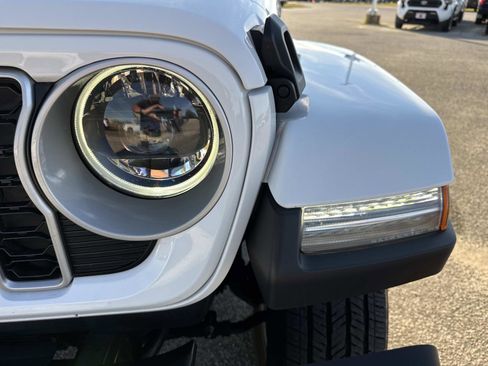 Used 2024 Jeep Wrangler Sahara w/ Safety Group image 10