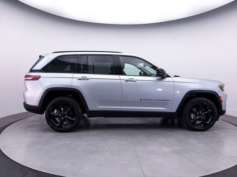 Used 2023 Jeep Grand Cherokee Limited w/ Black Appearance Package AWD/4WD image 41