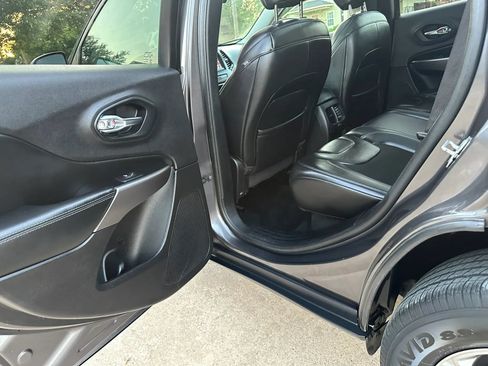 Used 2019 Jeep Cherokee Latitude Plus FWD image 14