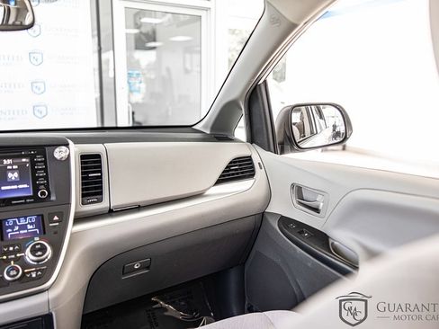 Used 2020 Toyota Sienna LE w/ LE Preferred Package FWD image 35