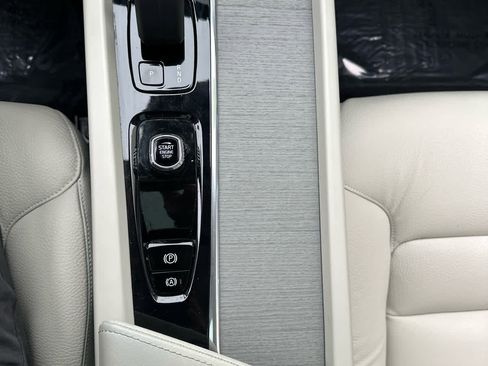 Used 2023 Volvo XC60 B5 Plus w/ Climate Package AWD/4WD image 19