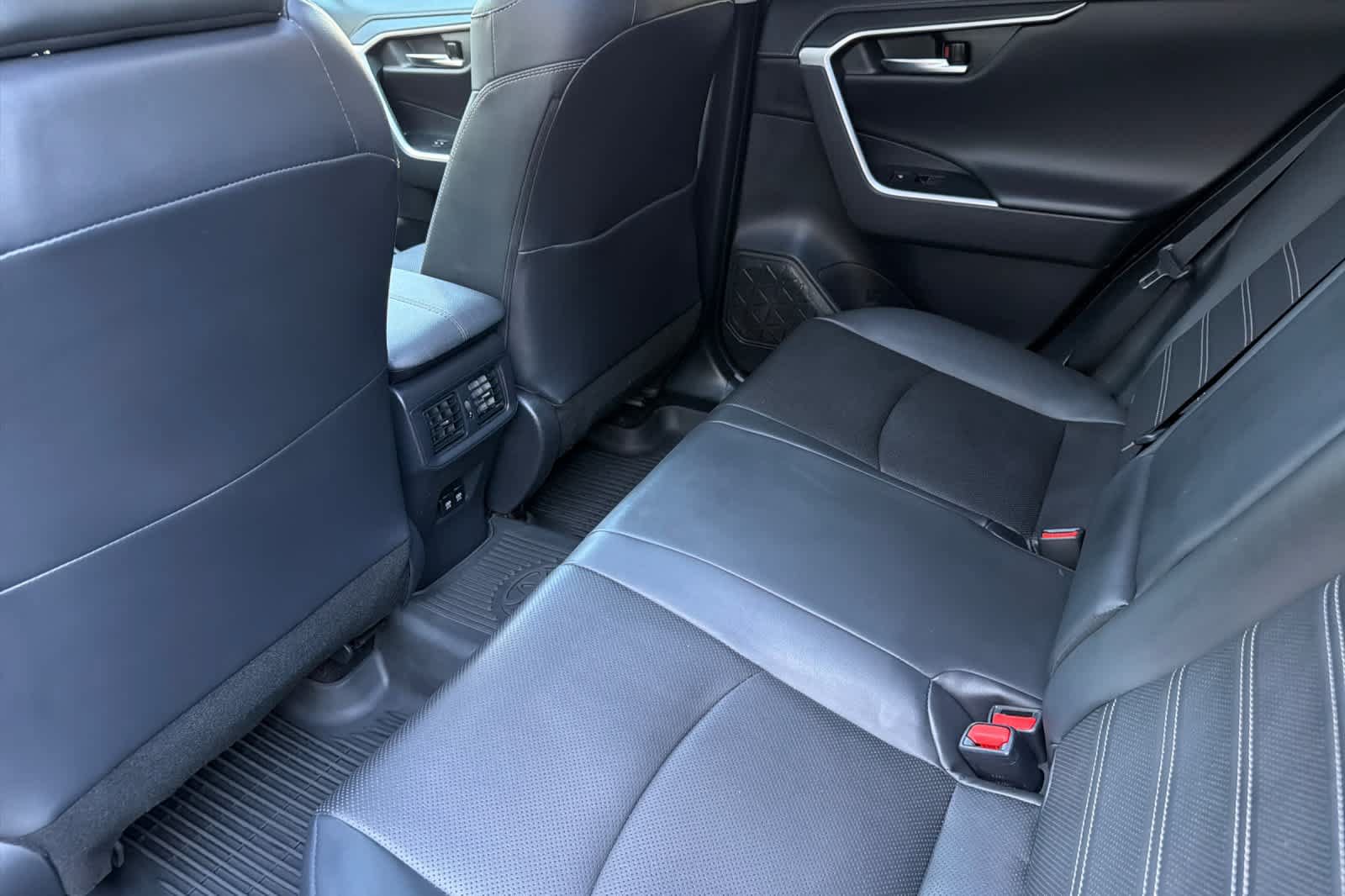 Used 2021 Toyota RAV4 Limited AWD/4WD image 4
