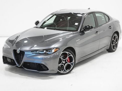Used 2024 Alfa Romeo Giulia Veloce image 2