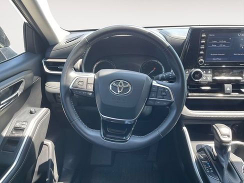 Used 2021 Toyota Highlander XLE FWD image 12