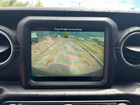 Used 2018 Jeep Wrangler Unlimited Sahara AWD/4WD image 17