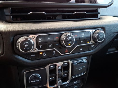 Used 2024 Jeep Wrangler Unlimited Sport AWD/4WD image 17