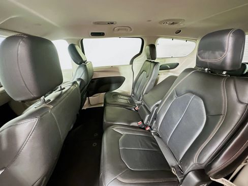 Used 2020 Chrysler Pacifica Touring-L FWD image 24