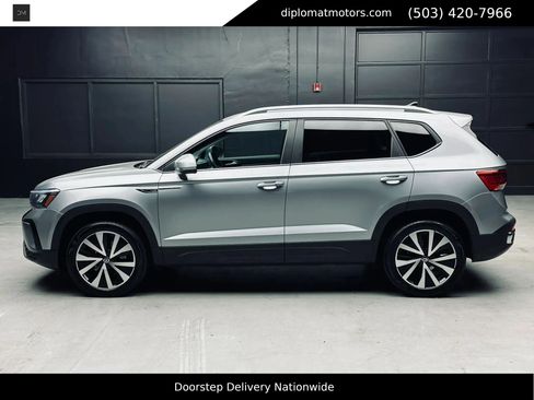 Used 2022 Volkswagen Taos SE w/ Panoramic Sunroof Package FWD image 4