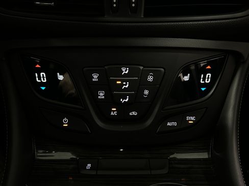 Used 2017 Buick Envision Essence AWD/4WD image 9