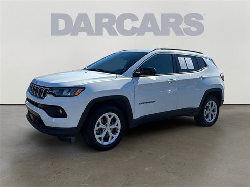 Used 2024 Jeep Compass Latitude image 3